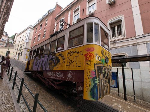 800px-Tram_in_Lisboa_pic-002